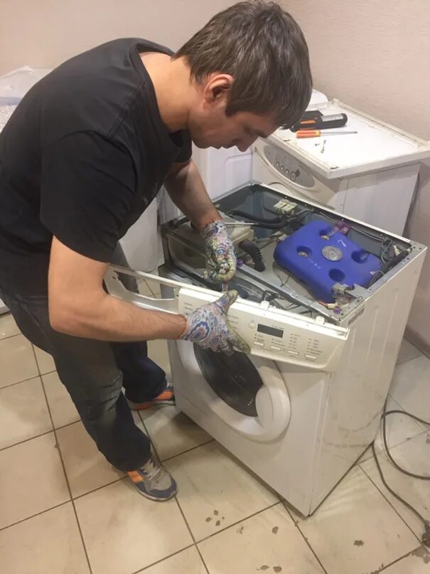 Ремонт стиральных машин электросталь. Мастер по ремонту стиральных машин. Мастер чинить стиральную машину. Частный мастер по стиральным машинкам. Инструменты для ремонта стиральных машин-автоматов.