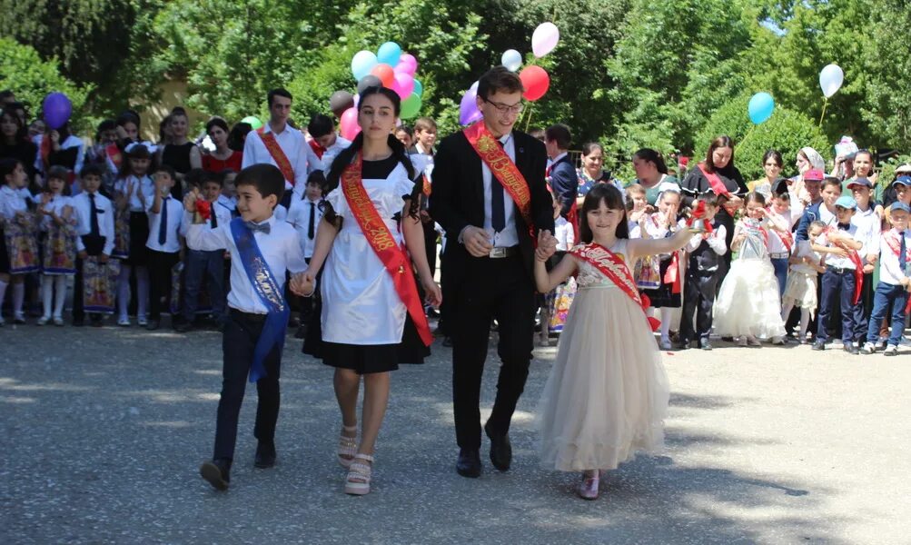 Первый избербаш. 1 школа избербаш. Сош 1 избербаш школа. Первый избербаш. Первый избербаш.