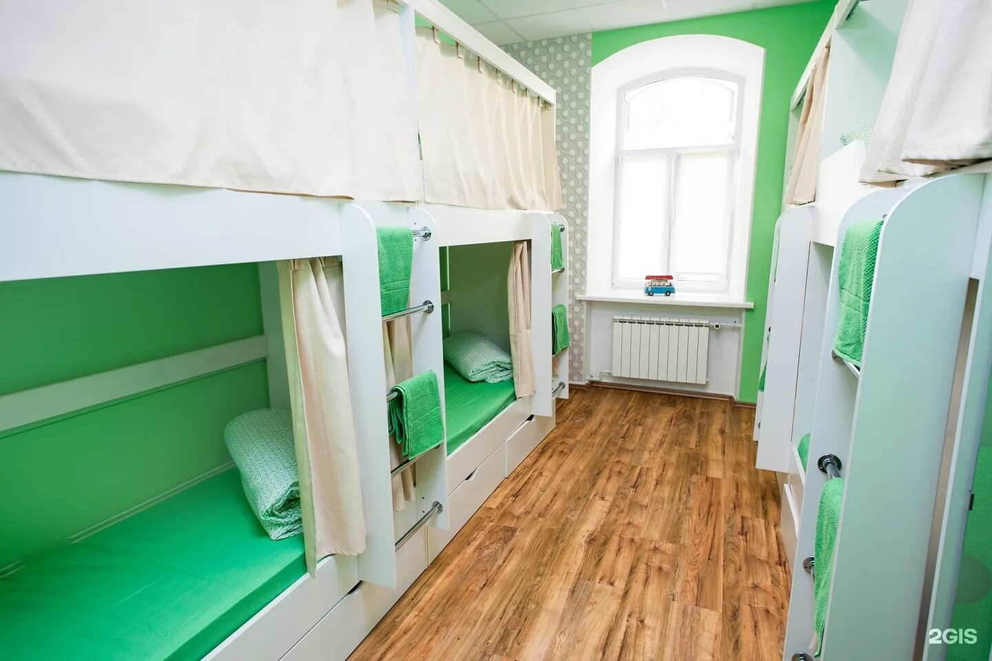 1 комната рядом дешевле. Dream place Hostel Москва Новослободская. Хостел комната. Комната хостел Москва. Хостел на 8 человек.