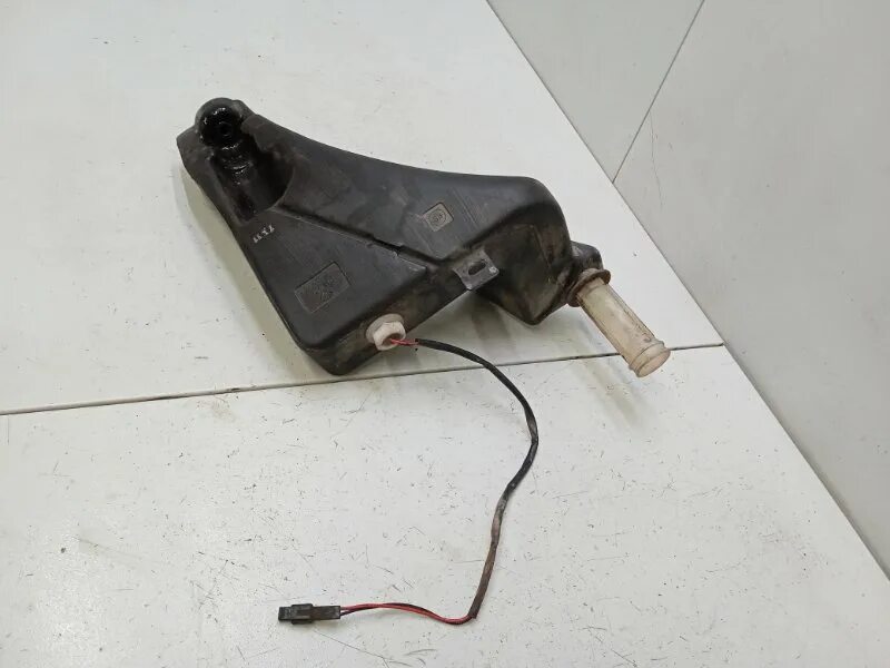 Омыватель лобового стекла дэу нексия электрическая цепь. Дэу нексия замена форсунок омывателя. Бачок омывателя daewoo nexia n150 артикул. Дэу нексия омыватель лобового стекла. Daewoo nexia жиклёры омывателя.