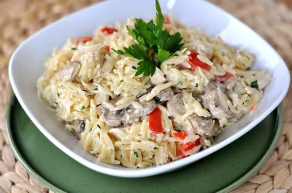 Орзо с грибами и курицей. Паста орзо с курицей. паста орзо с грибами и курицей. паста орзо с индейкой. орзо с грибами в сливочном соусе.