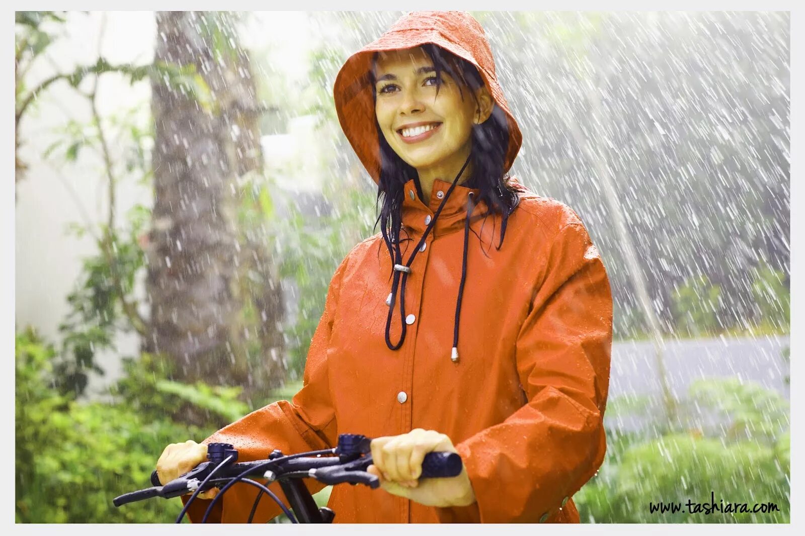 плащ и сапоги. Wear a raincoat. Wear a raincoat. туристам в дождь одежда. Raincoat.