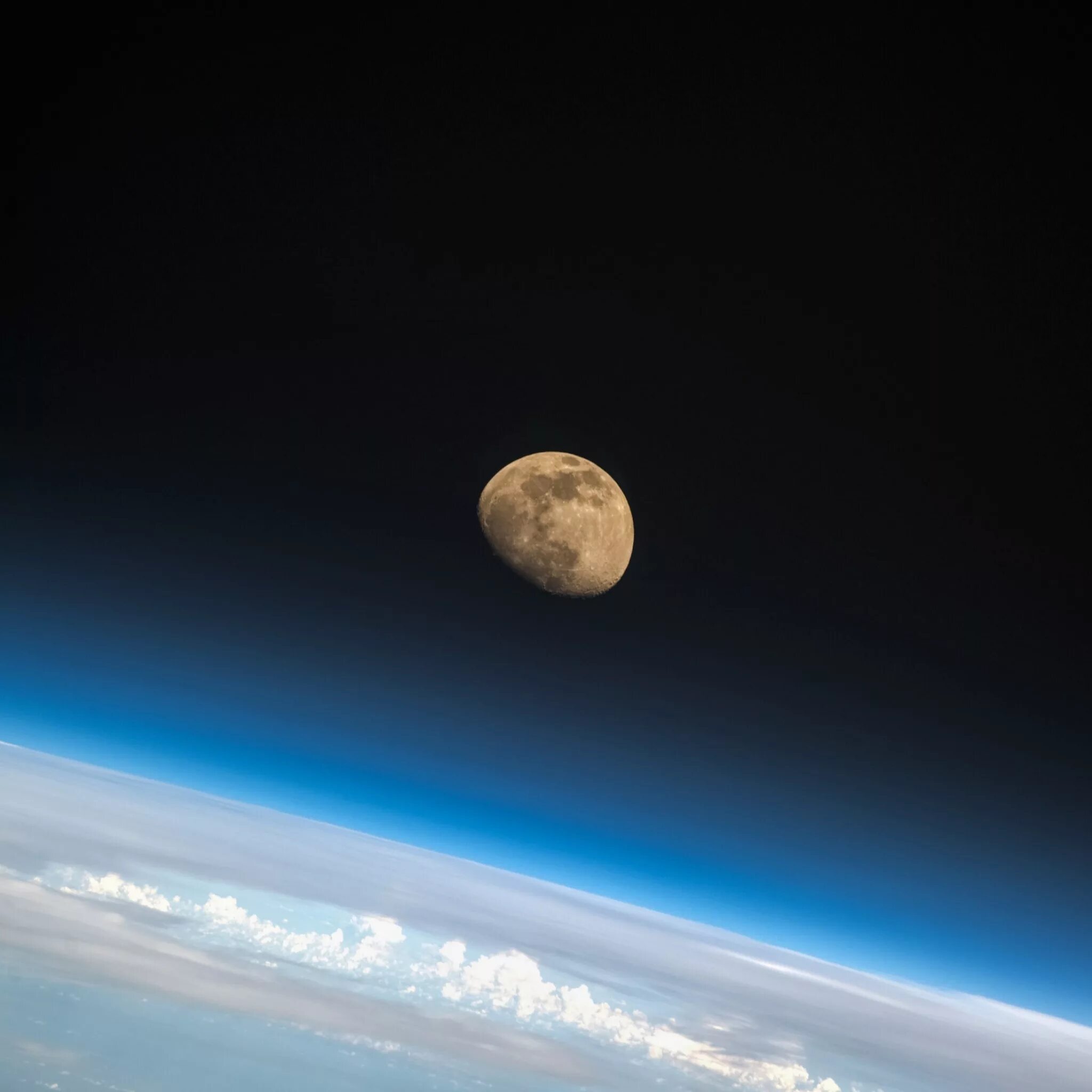 Вид на луну с мкс. Вид на луну с мкс. Луна с мкс. Луна с мкс. Луна вид из мкс.