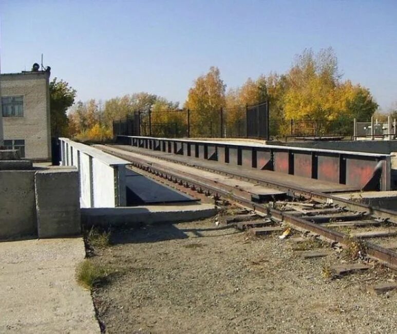Микрорайон шлюзы новосибирск. Разводной мост в Новосибирске. Мост через шлюз Новосибирск. Разводной мост в Новосибирске Железнодорожный. Разводной Железнодорожный мост на шлюзе в Новосибирске.