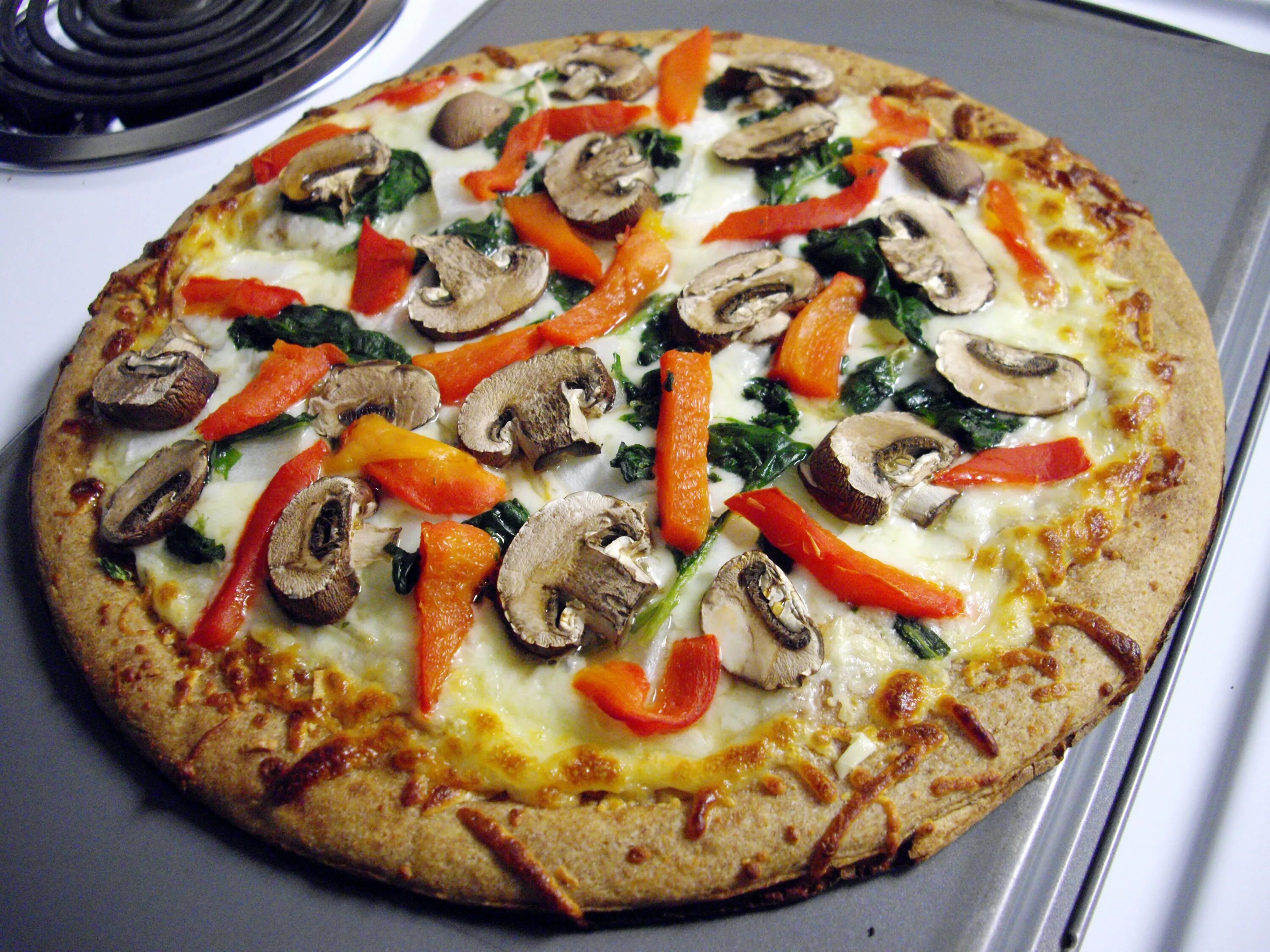 Пицца с грибами пошаговый рецепт. Пицца с грибами. Пицца с болгарским перцем. Пицца с шампиньонами. Орегано в пицце.