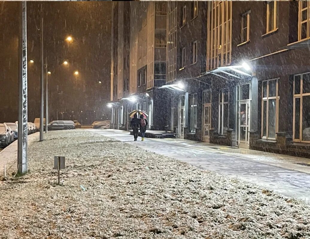 Снег выпавший ночью. Зимняя улица. ночная зимняя улица. улица зимой ночью. снегопад в городе.