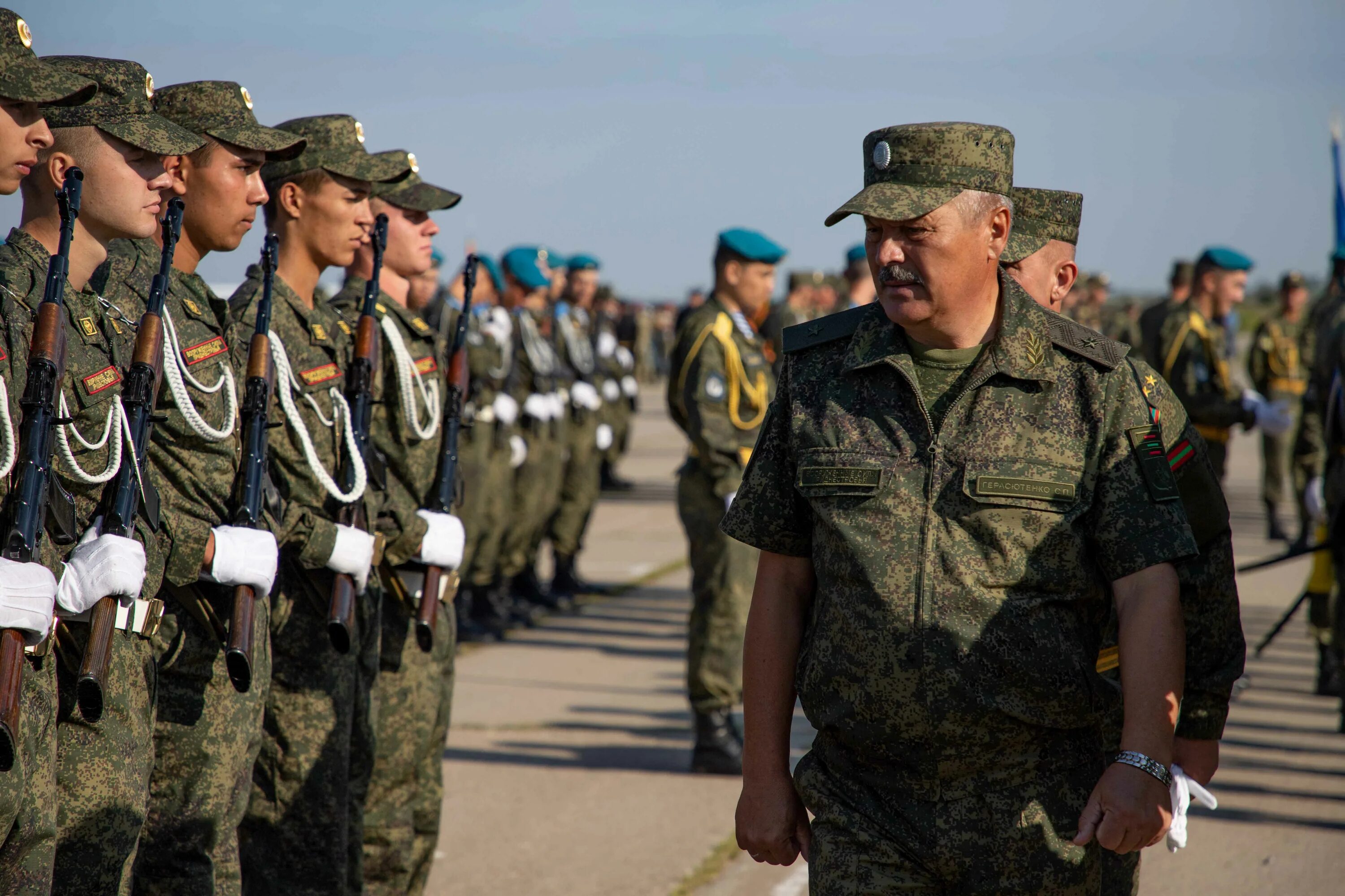 Строй вс рф. Строевой смотр. Смотр в армии. Строй солдат. Военное построение.