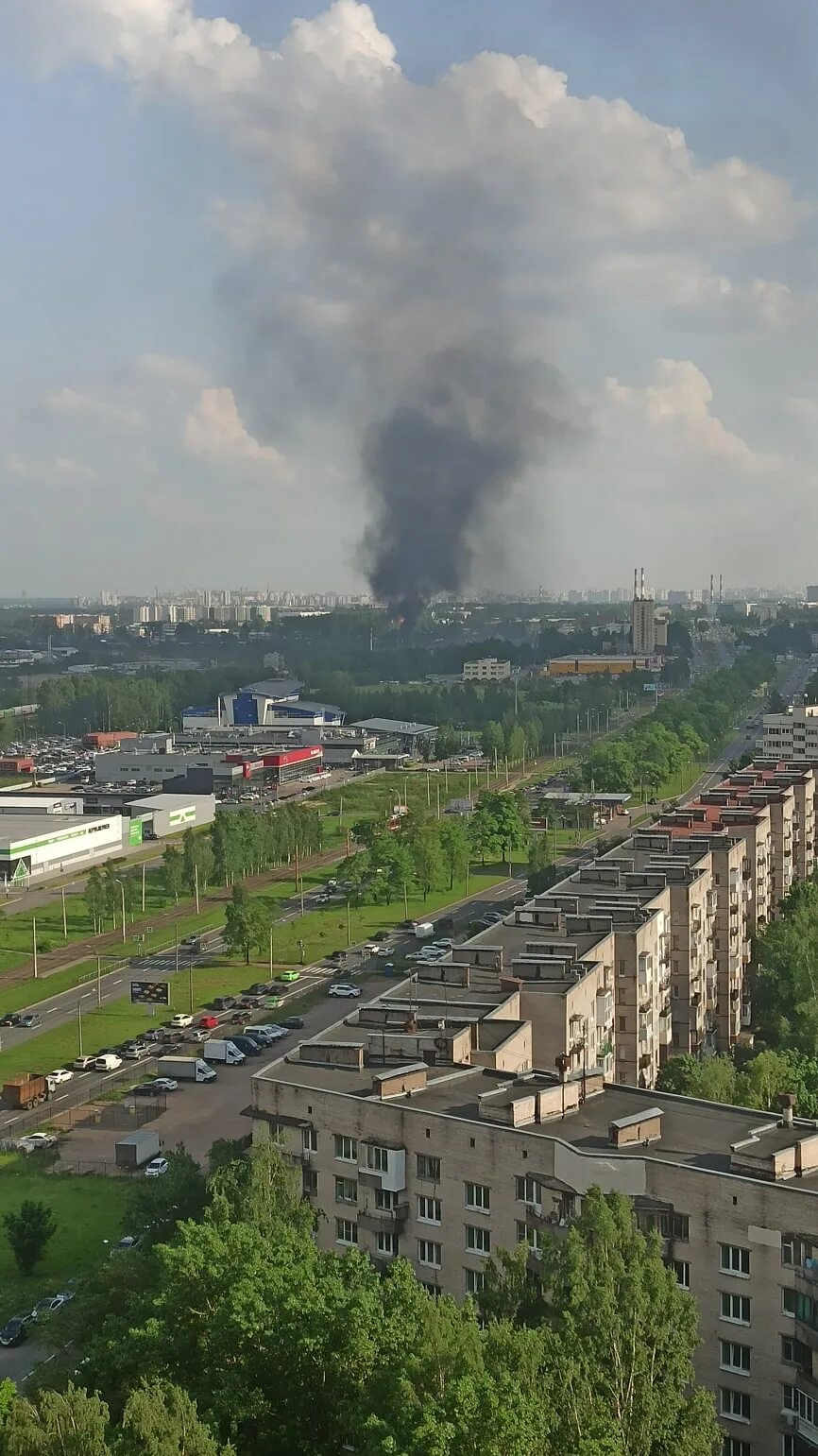 Сильный запах дыма. Пожар в Красногвардейском районе. Дымка в Питере. Сильный дым. Дым в Питере.