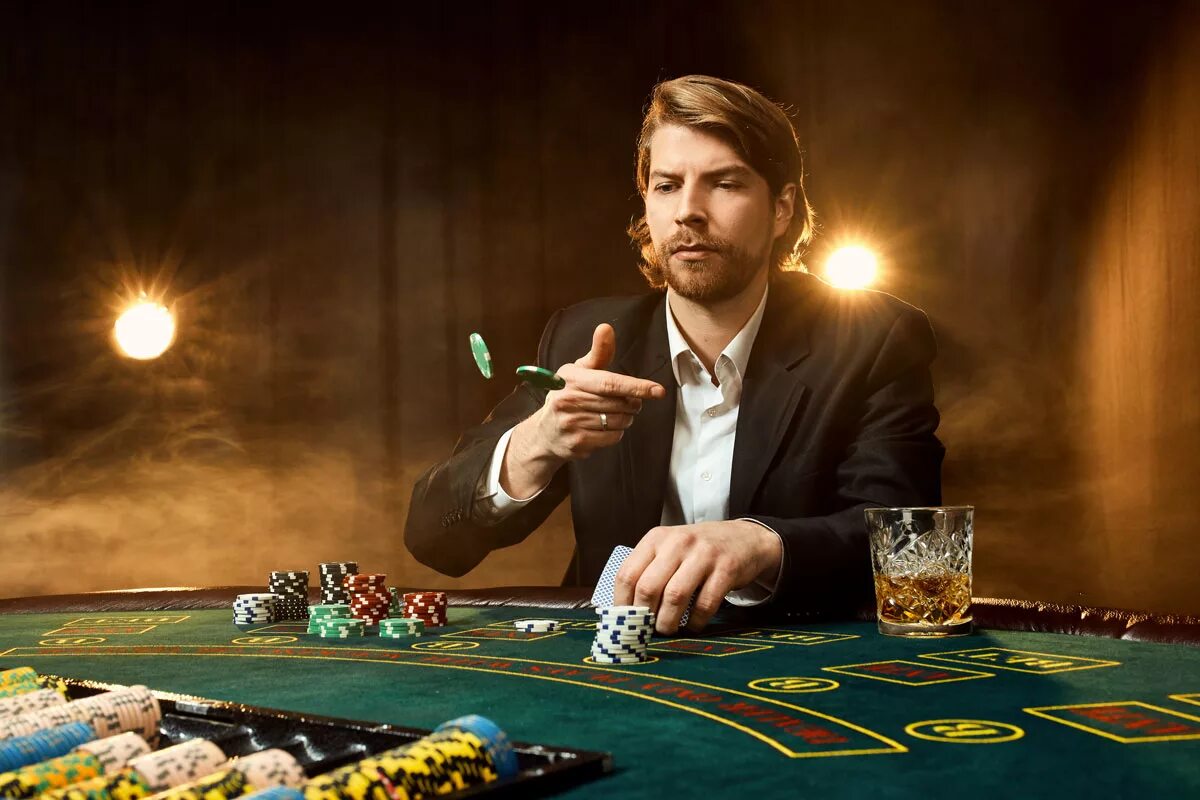 В предвкушении азарта. Мужчина в казино. Мужика за столом покерным. Мужчина в казино арт. Казино мужик с сигарой.