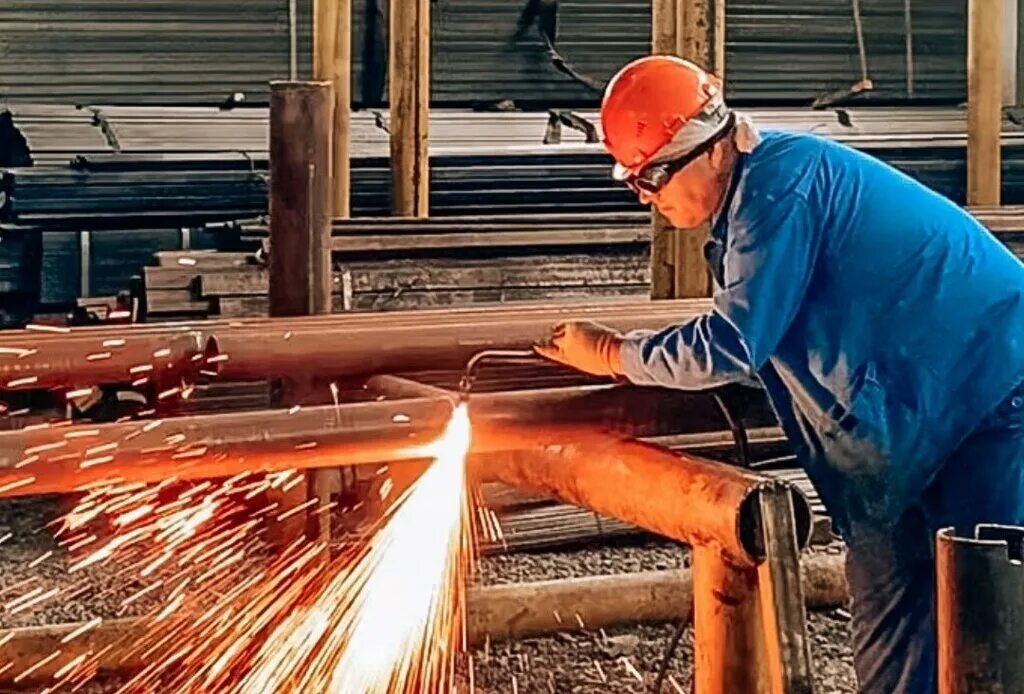 Газорезчик металла. Резчик труб. Газорезчик. Услуги резчика. Газорезка металла.