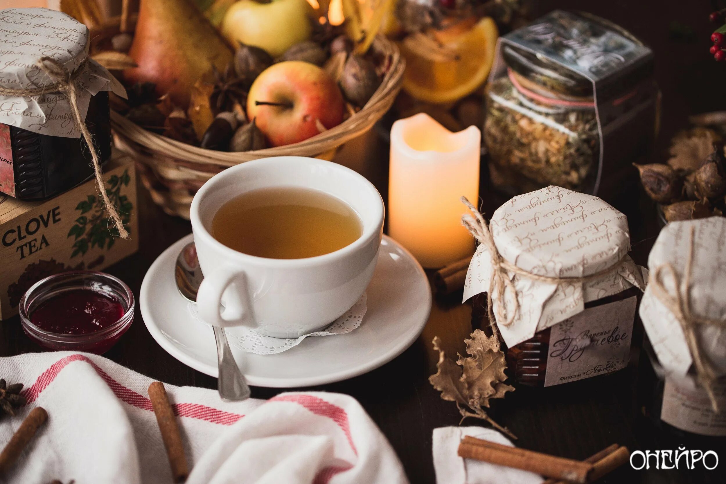Осеннее чаепитие. Осенний чай. Стол с чаем и сладостями. Уютная осень. Чай на столе фото