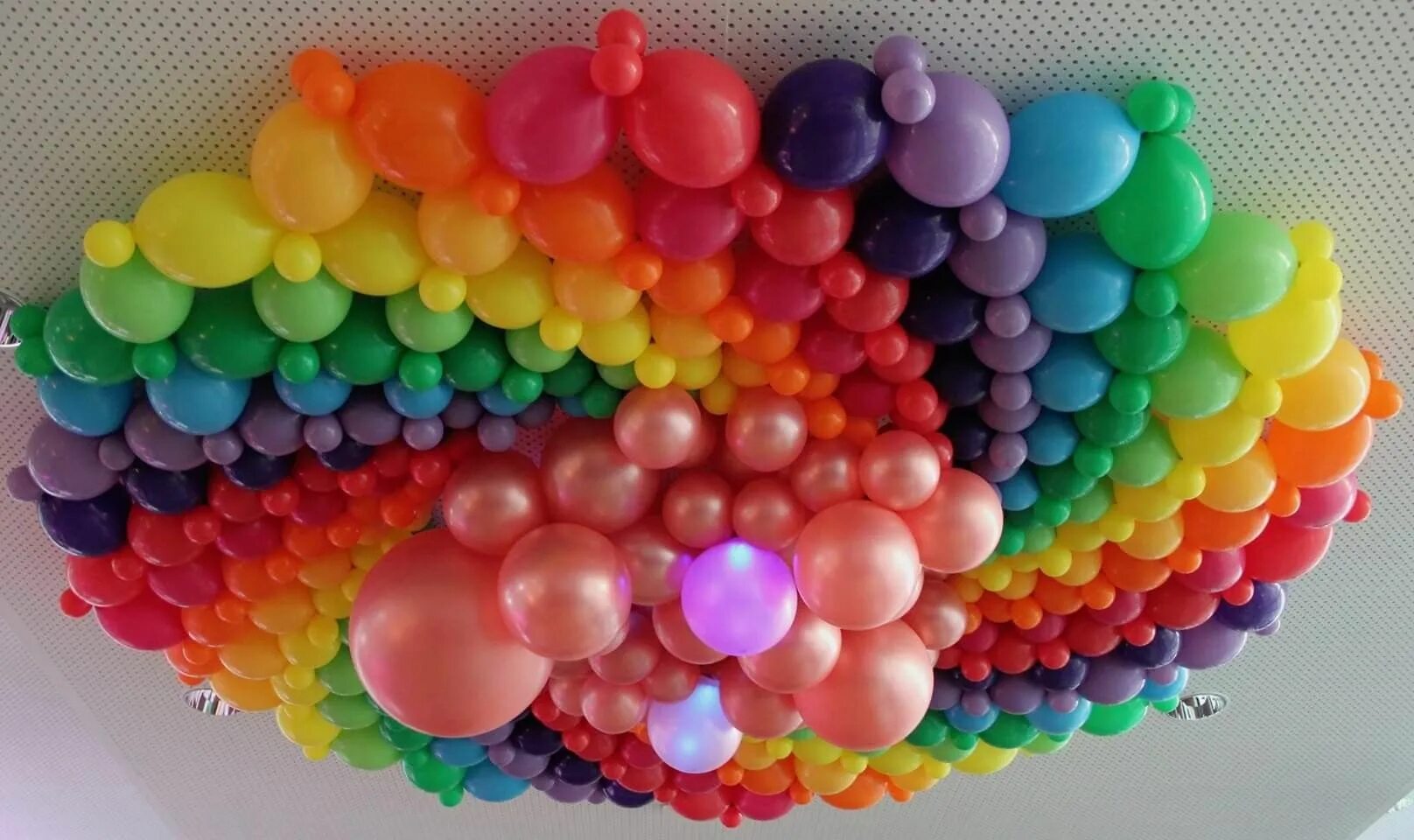 Республика шаров. Украшение разноцветными шарами. Радуга из воздушных шаров. Разноцветные шарики воздушные. Шары цвета радуги.