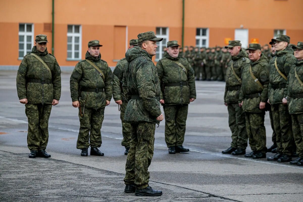 На плацу слушать. Командир воинской части. Строевой смотр. Строевой смотр военнослужащих. Военный полк.