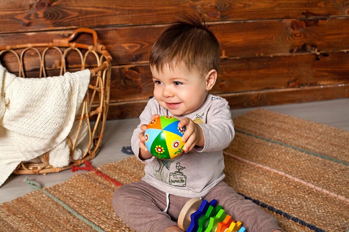 Игрушки для дошкольного возраста. Игры для детей 7 лет. Разбросанные игрушки. Семейные игры. Дети заняты игрой.