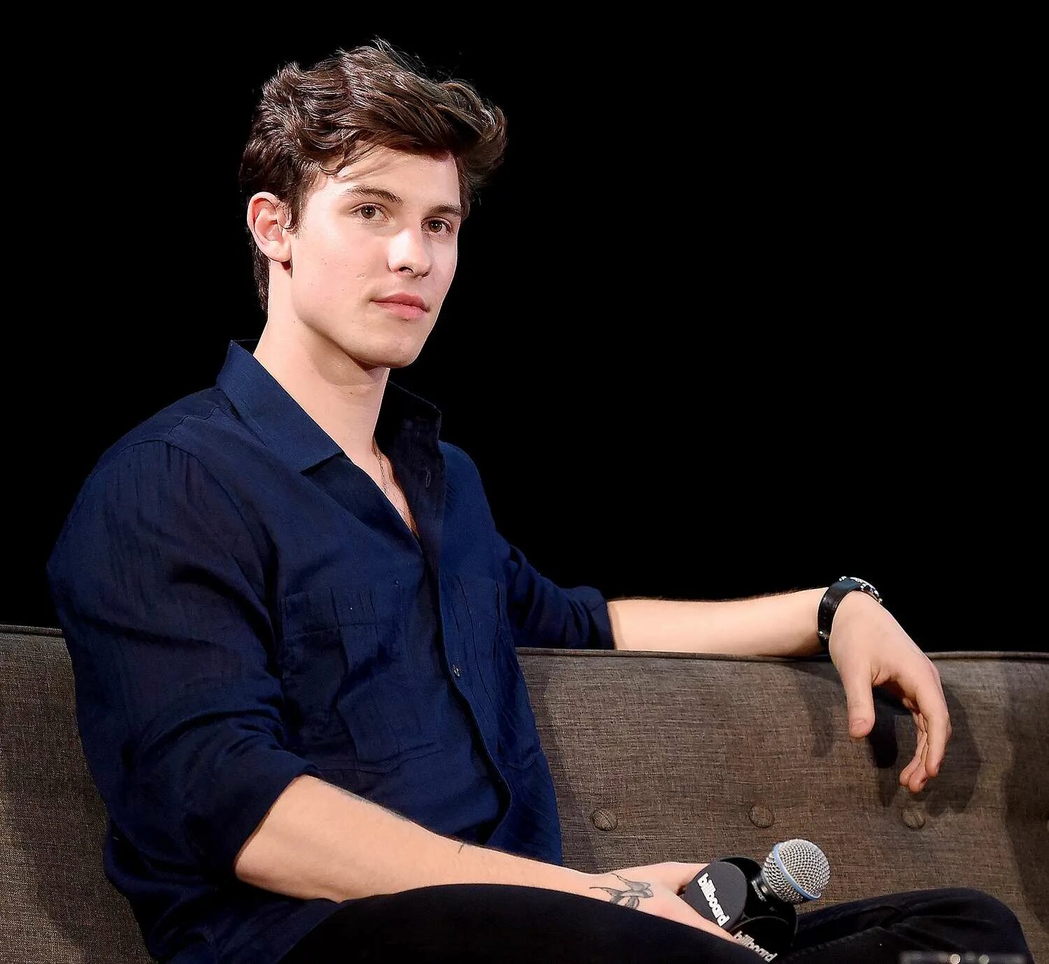 Shawn mendes hold. Shawn mendes. шон мендес 2018. шон мендес 2025. shawn mendes 2025.