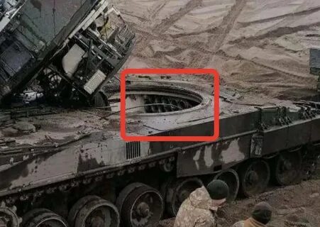 Оторвало башню танку