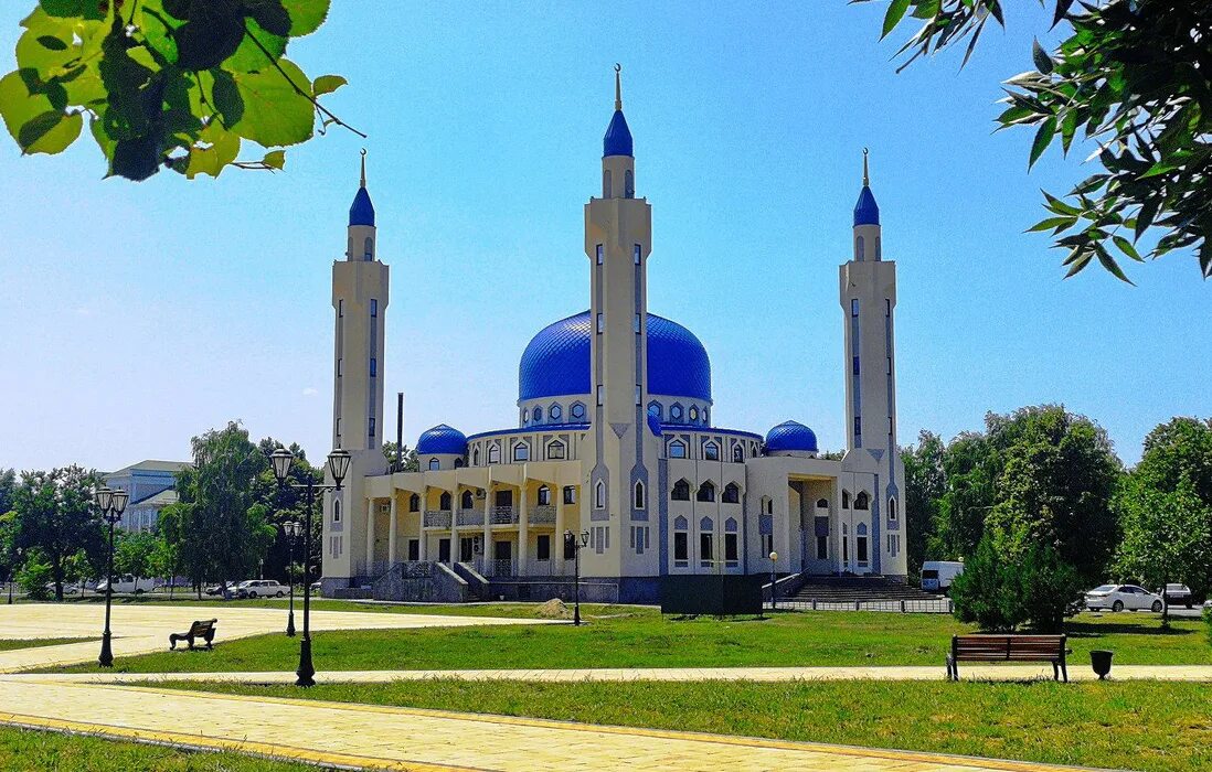 Соборная мечеть Майкопа. Мечеть Адыгея Майкоп. Майкоп столица Республики Адыгея. Адыгея достопримечательности мечеть Майкопа.