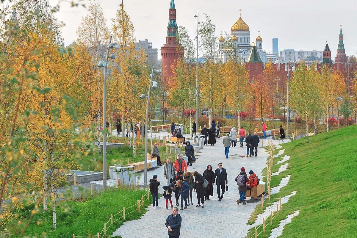 События осени москва. Парк Зарядье осень. Парк Зарядье осенью. Парк Зарядье смешанные леса. Москва осень Зарядье.