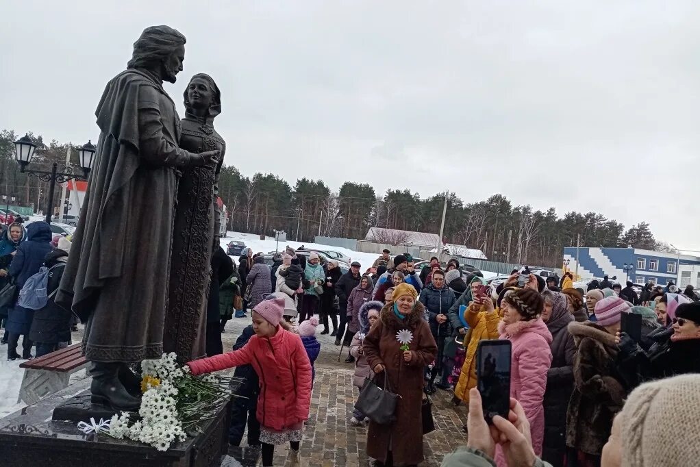 Памятник петру и февронии в сергиевом посаде. Памятник петру и февронии в воронеже у града. Памятник петру и февронии в чебоксарах фото. Открытие памятника февронии. Открытие памятника февронии.