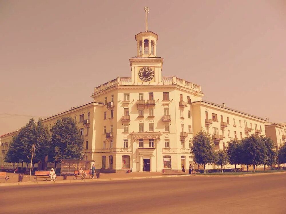 Часы железногорск красноярский. Железногорск красноярский край башня с часами. космос железногорск красноярский край. железногорск кинотеатр строитель. советская 8 железногорск красноярский край.