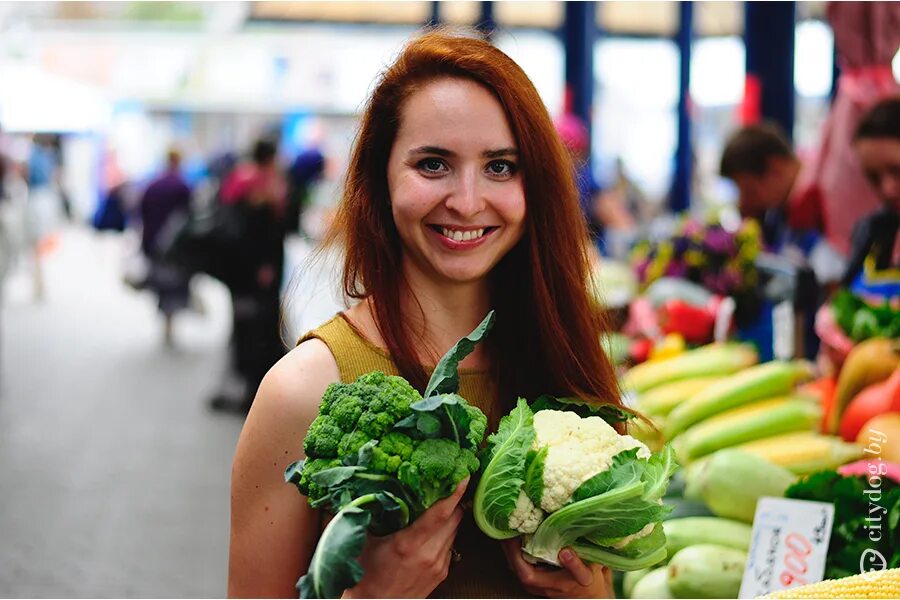 Продавец овощей. Популярные овощи в России. Женщина торгует овощами. Молодая продавщица овощей.