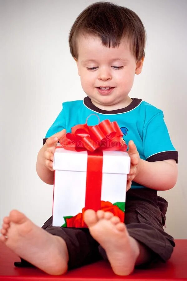 Мальчик в коробке 2009. Подарок мальчику. Мальчик с коробкой. Мальчик в коробке. Малыши открывают подарок в коробке.