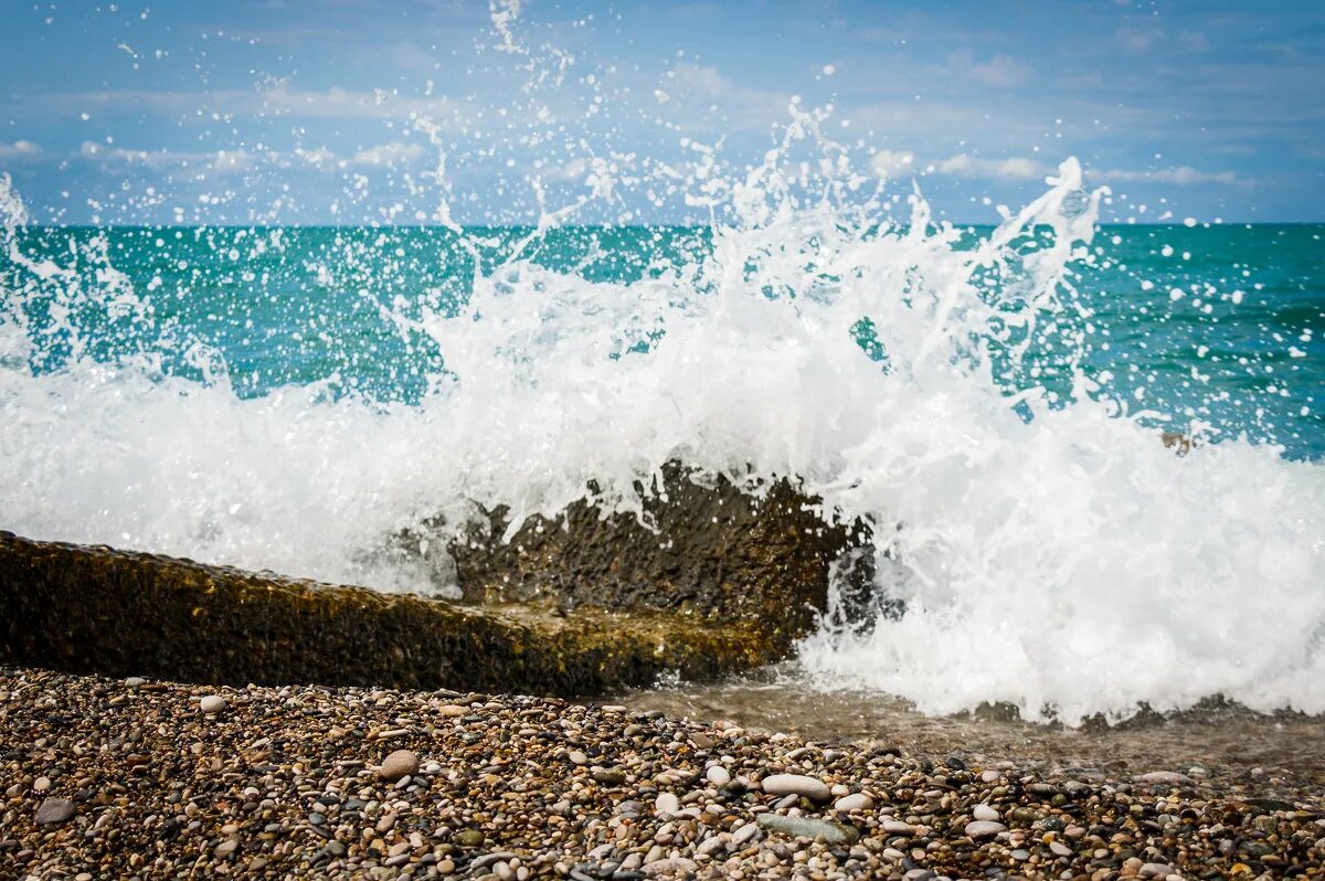 O stone. Брызги волн. Волны разбиваются о берег. Морские брызги. Море, волны разбиваются о камень.