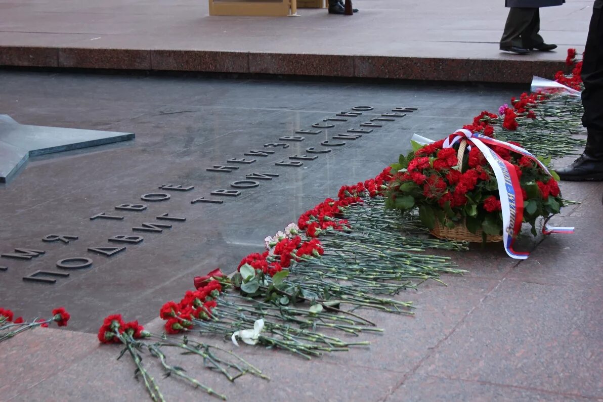 Москва вечный огонь могила неизвестного солдата. Надпись неизвестному солдату. Неизвестный солдат имя твоё неизвестно подвиг твой бессмертен. Надпись неизвестному солдату. Могила неизвестного солдата москва.