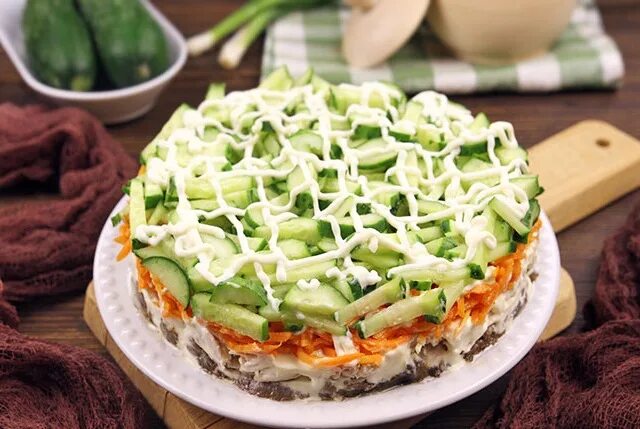 Салат с корейской морковкой курицей и огурцом. Слоеный салат с корейской морковью. слоёный салат с корейской морковкой курицей. салат с огурцами и корейской морковкой и курицей. слоеные салаты с корейской морковкой.