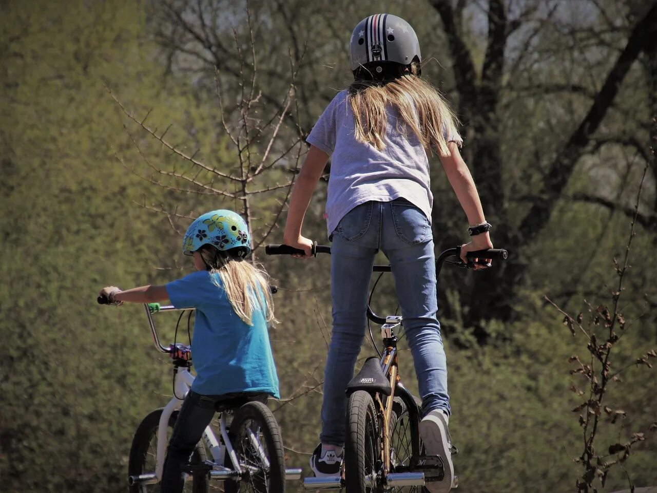 Сестры на велосипедах. Дети с велосипедом. Фотосессия сестер на велосипеде. Сестренки для велосипедов.