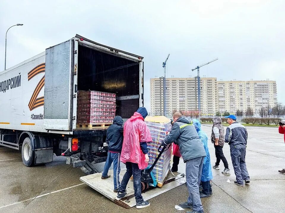 Гуманитарная помощь машины. Гуманитарная помощь догбасс. Гуманитарная помощь Донбассу. Гуманитарный груз машина. Гуманитарная помощь россией украине