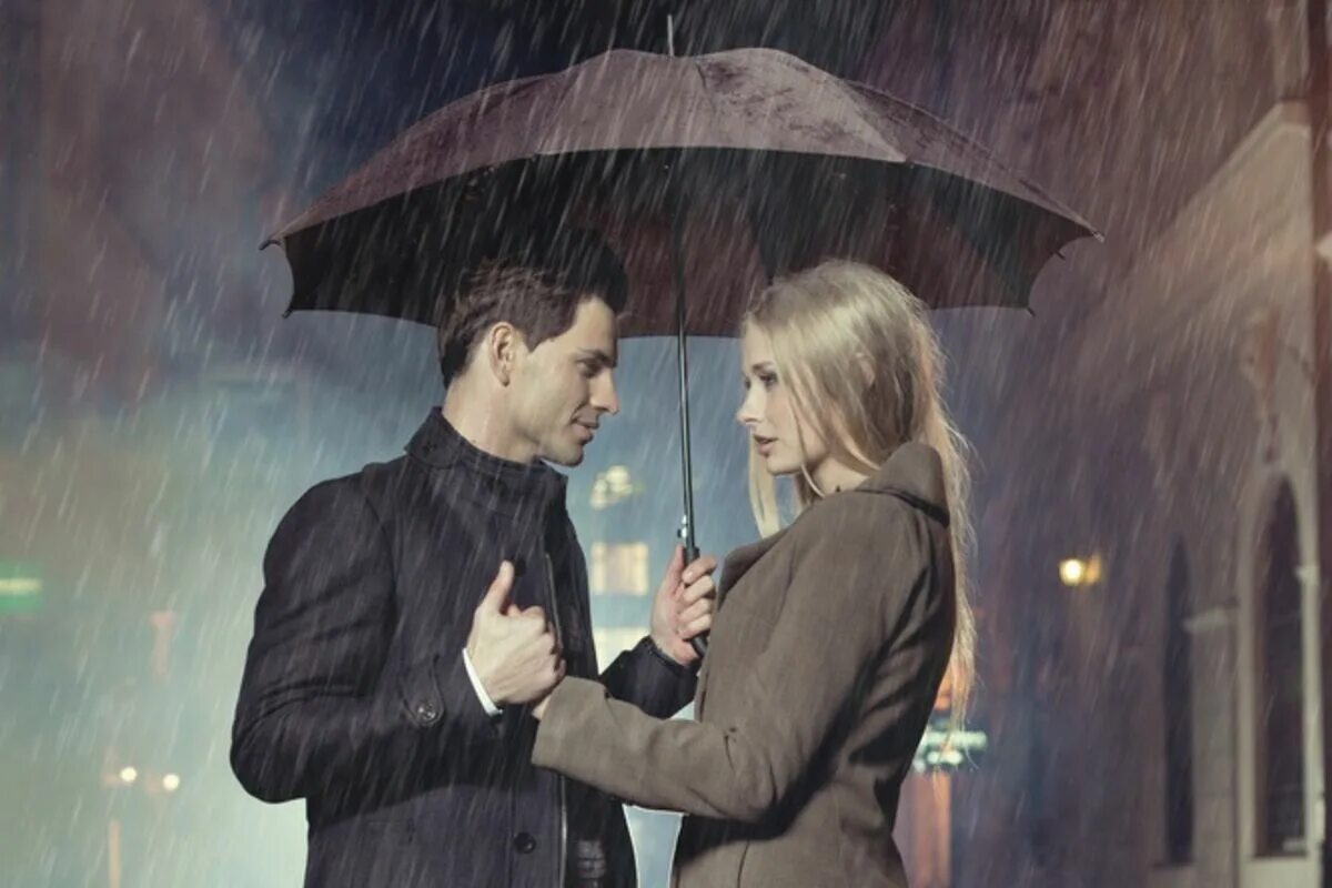 Малышка от бывшего случайная встреча читать полностью. Мужчина и женщина под зонтом. Парень и девушка под зонтом. Двое под дождем. Под одним зонтом.