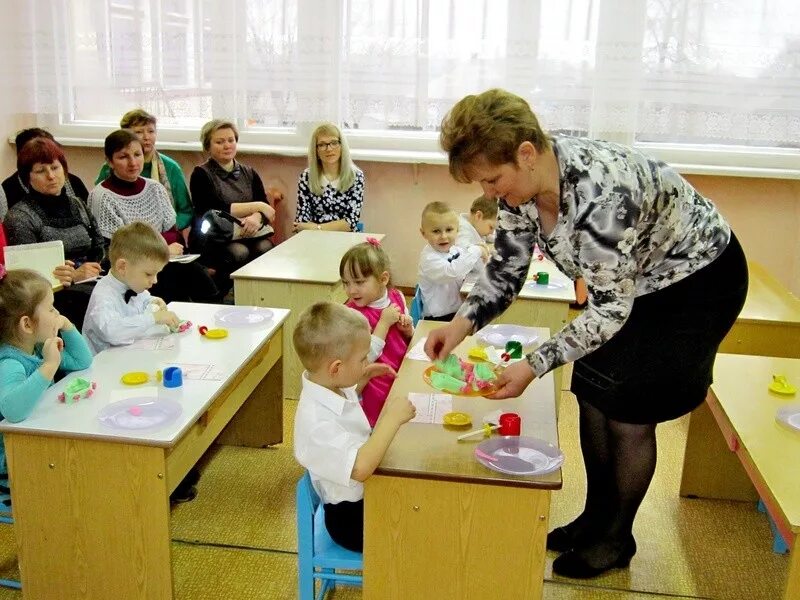 Воспитатель детского сада. Младший воспитатель в детский сад. Воспитатель в детском садике. Воспитательница детсада.