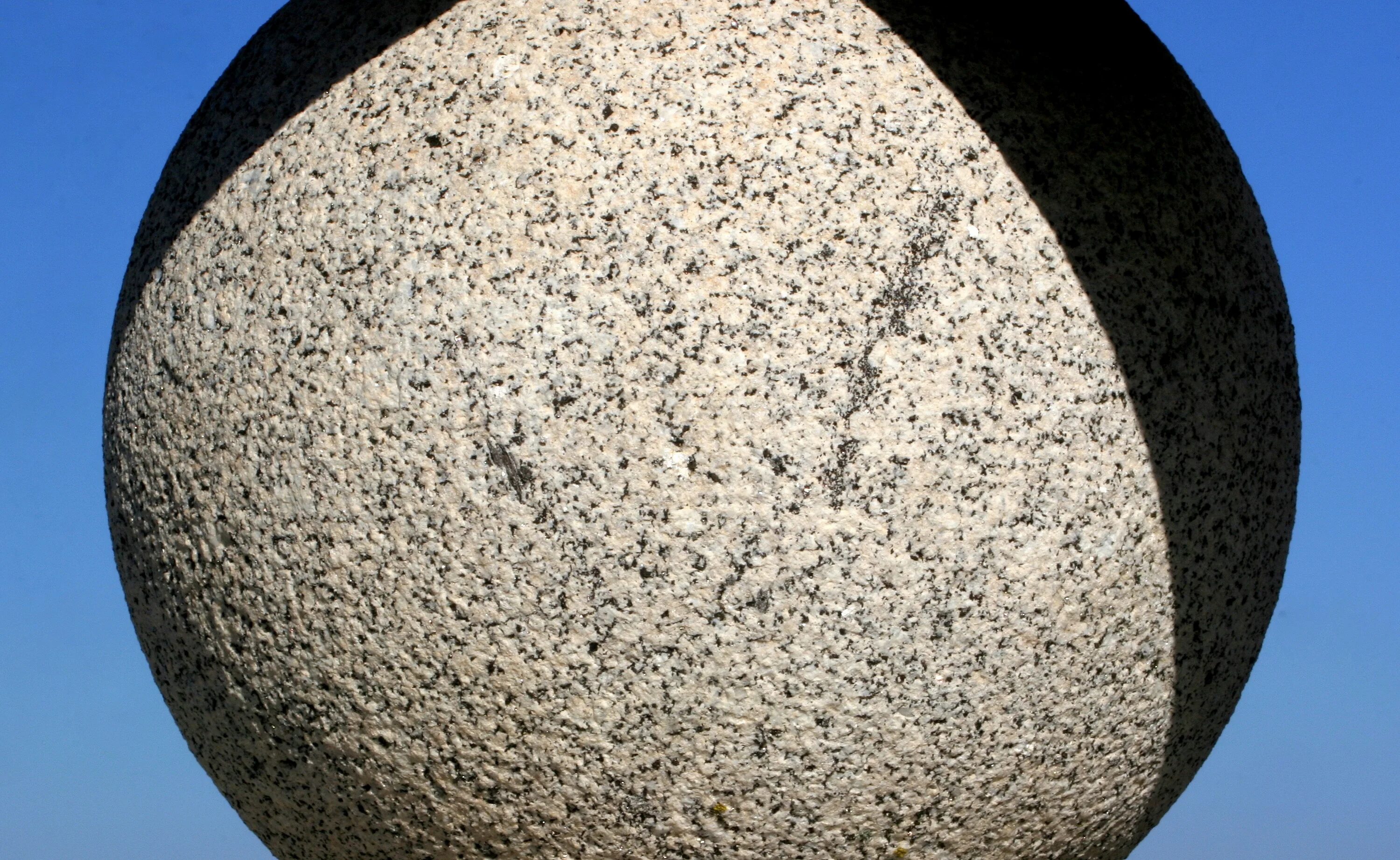 Круглый камень. Большой круглый камень. Круглый валун. Камень гранит круглый. Круглой формы всегда