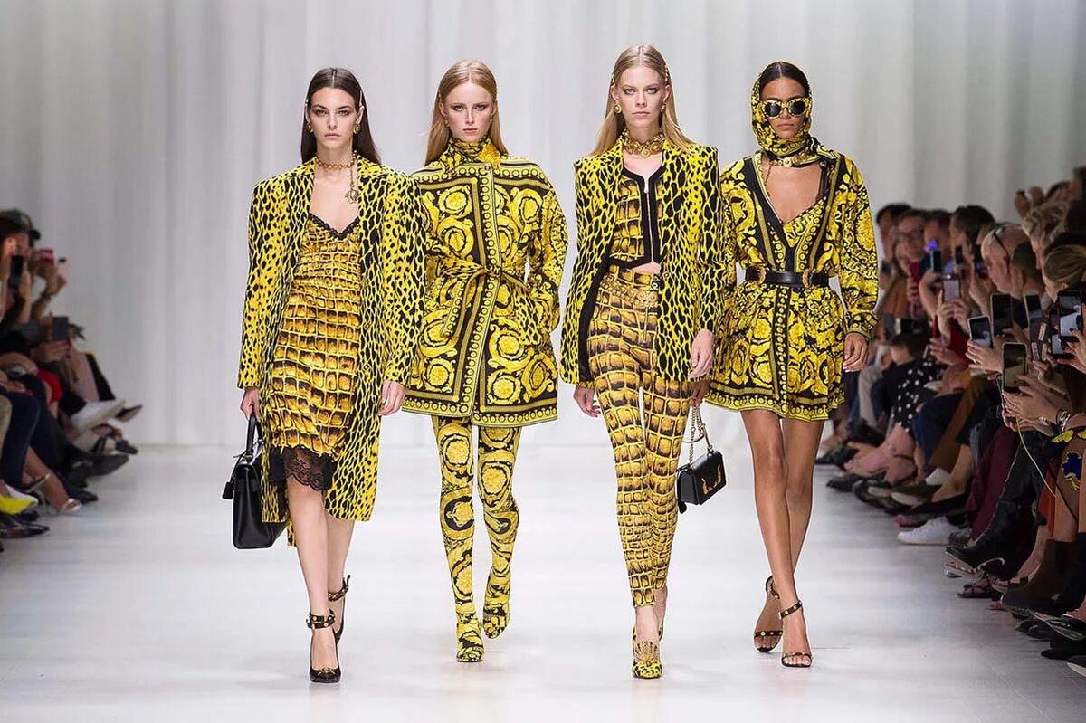 Versace collection. Джанни Версаче коллекции. Коллекция одежды Версаче 2022. Джанни Версаче коллекция 2018. Джанни Версаче одежда.