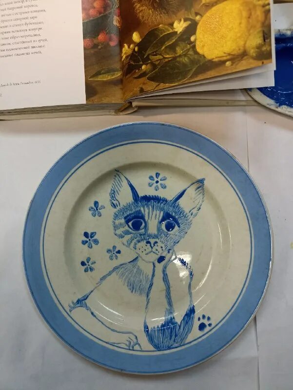 Пустая тарелка с приборами. Тарелки декоративные с детьми. Пустая тарелка на столе. Тарелка плоская "клубника", д18 см , арт. Роспись тарелок.