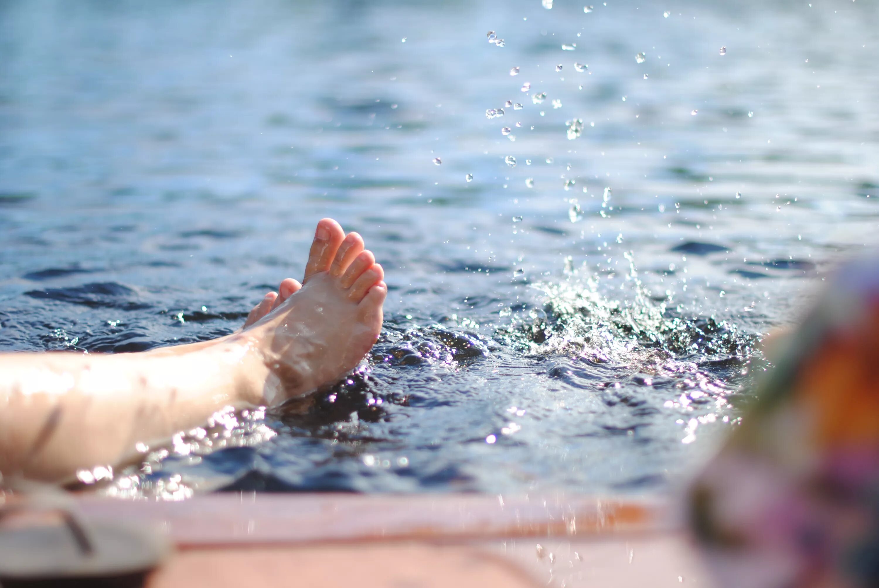 Август в воде. Ноги из воды. ступни в воде. ножки в воде. красивые ноги в воде.