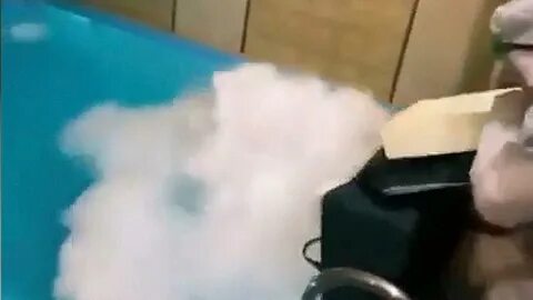 Объясните почему поверх гранул сухого льда