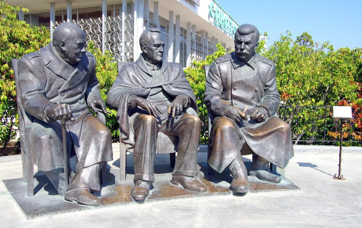 памятник сталину, рузвельту и черчиллю. памятник сталину рузвельту. памятник черчиллю рузвельту и сталину в крыму. ливадийский дворец сталин рузвельт черчилль памятник. памятник в ливадии сталину рузвельту и черчиллю.