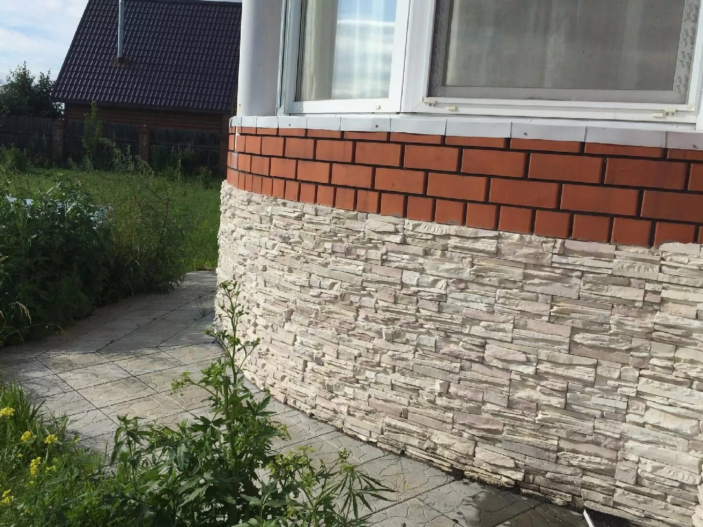 Отделка цоколя природным камнем. Отделка фундамента камнем. Цоколь дома под камень. Цоколь дома под камень. Панели для фундамента под камень.