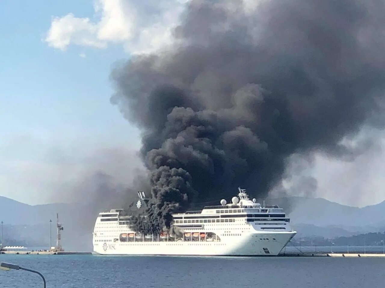 Где горит лайнер. Msc lirica круизный лайнер. пожар круизный лайнер карнивал. пожар на борту msc lirica. msc lirica круизный лайнер пожар.