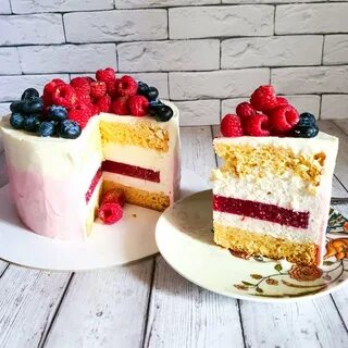 Торт с малиновым конфи и кремом