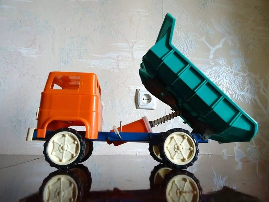 самосвал игрушечный. расскажи почему мальчик поменял игрушечный самосвал. грузовик полесье silver 44402. игрушечный самосвал маленький. самосвал полесье silver 70 см.