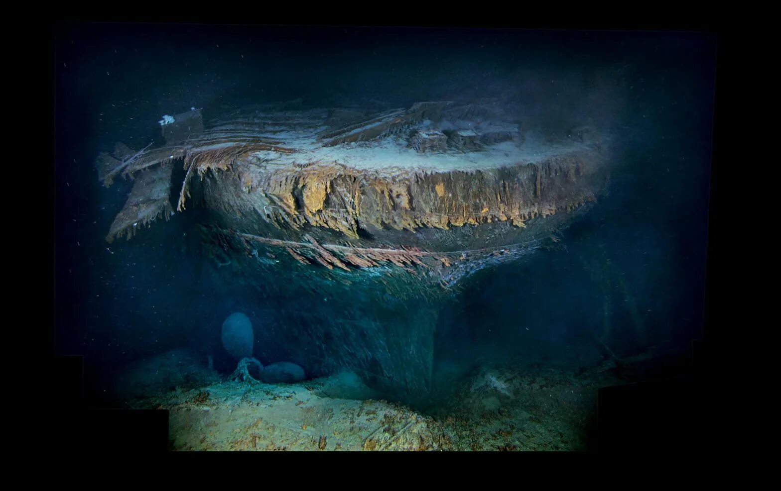 На какой глубине находится титаник. Титаник на дне океана сейчас. титаник national geographic 2020. титаник на дне. титаник под водой.