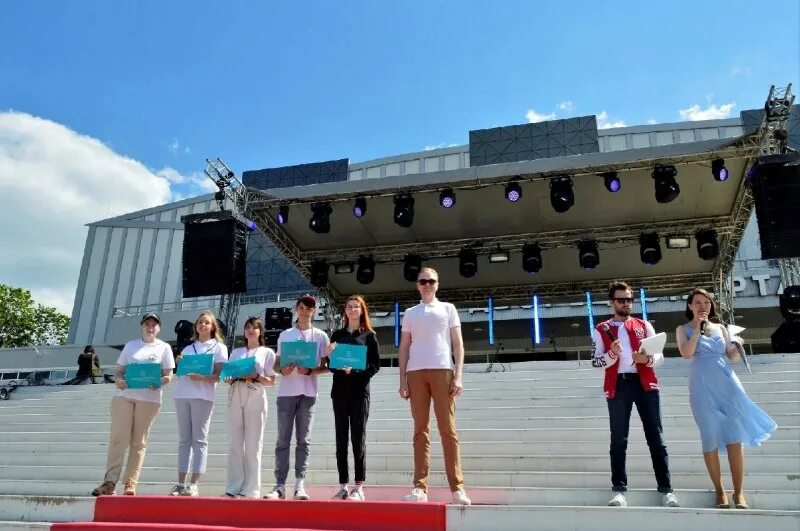 Молодежный центр электростали мастерская кисточка. Молодёжный центр электросталь. Флэшмоб гагарин электросталь. Молодежный центр электросталь. Молодежный центр электросталь.