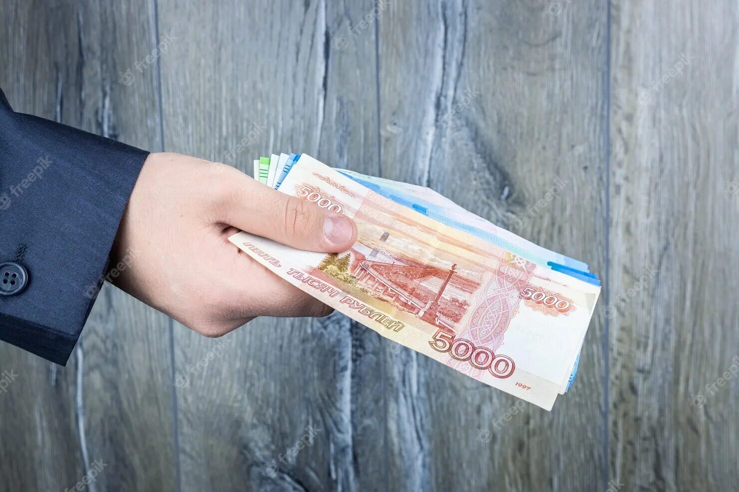 Деньги в руках. Рубли в руках. Рука держит деньги. Фотография денег в руках. Купюры в руке