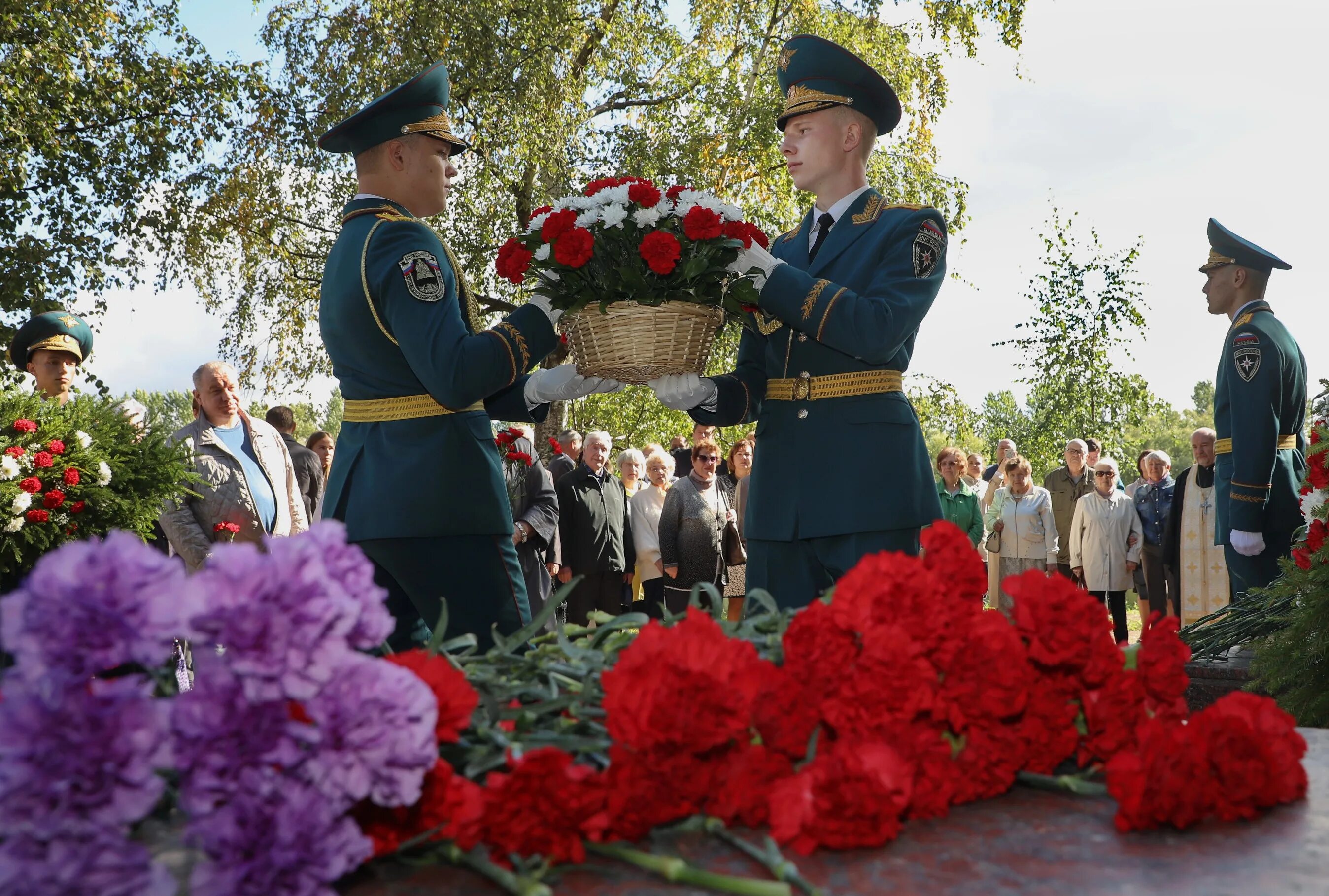 Где можно возложить цветы в спб