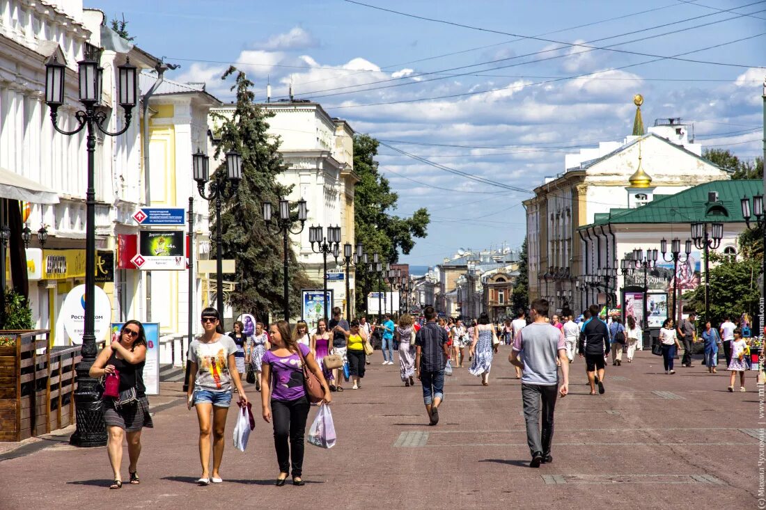 Жили нижний новгород. Большая Покровская Нижний Новгород. Покровская улица Нижний Новгород. Большая Покровская улица в Нижнем Новгороде с людьми. Россия, Нижний Новгород, большая Покровская улица.