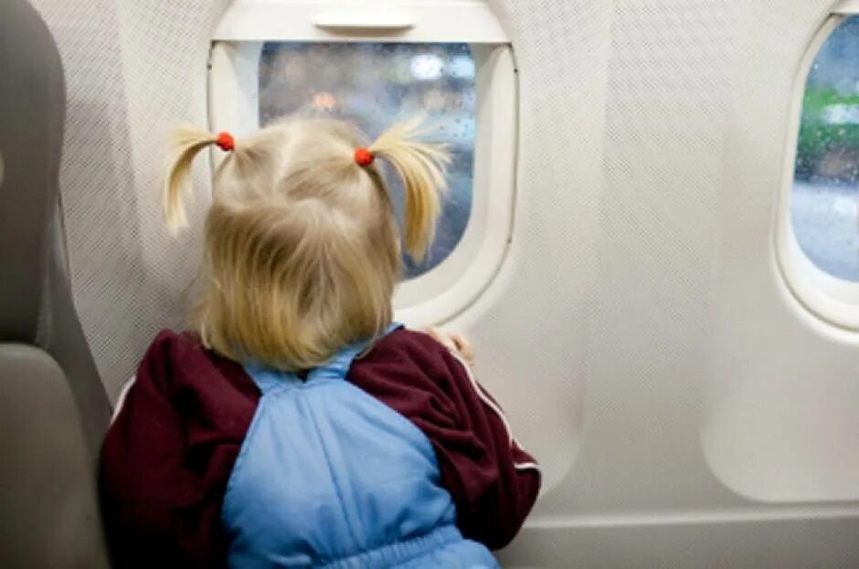 S7 люлька для новорожденных в самолете. Boeing 737-800 детская люлька. Самолет для детей. Ребенок пассажир. Люлька для младенца в самолете аэрофлот.