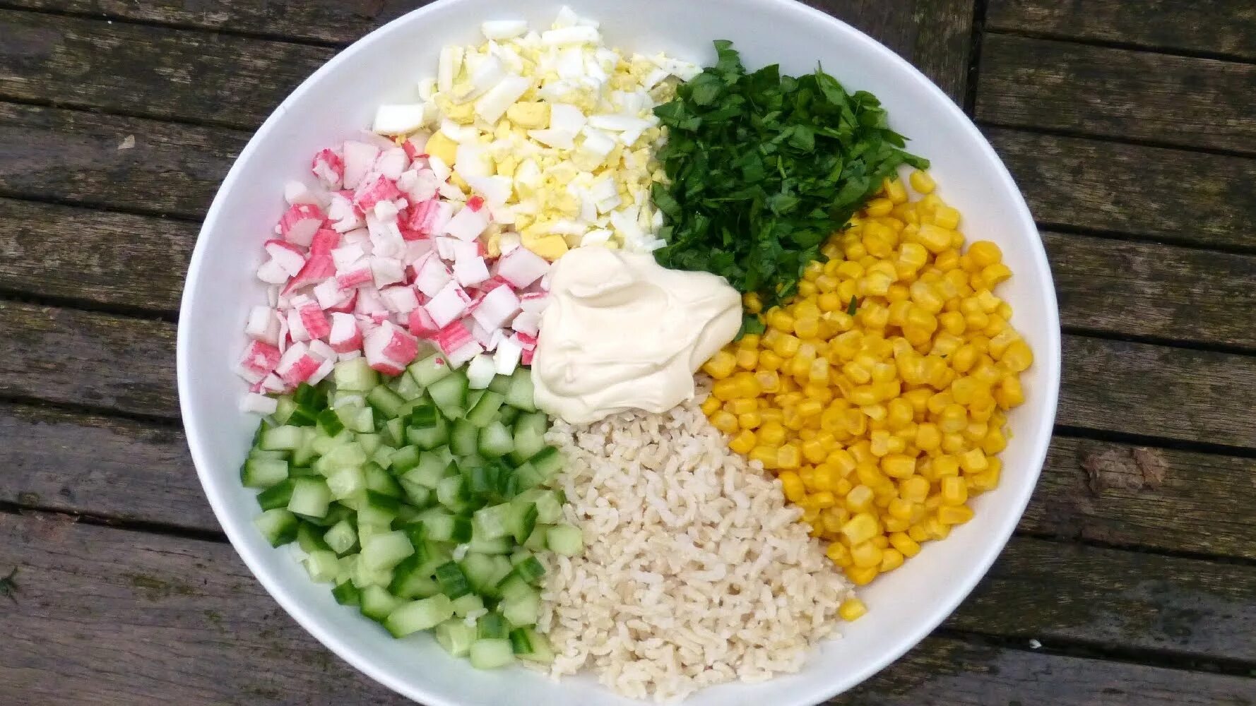 Какой рис использовать для салатов. Салат с крабовыми палочками и кукурузой и рисом. крабовый салат с рисом. салат с крабовыми палочками и кукурузой и рисом классический. салат с рисом и крабовыми палочками и кукурузой и огурцом.